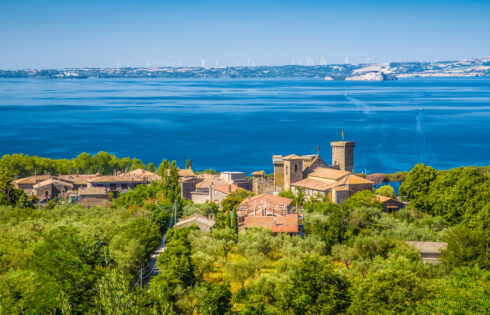 Situé entre Florence et Rome se trouve la ville du lac volcanique italien avec des plats alléchants et un charme en bord de mer