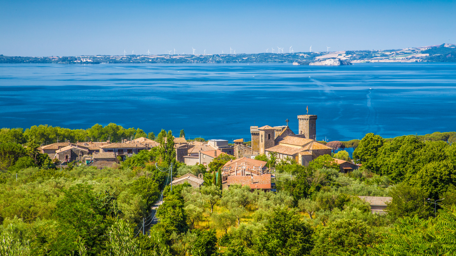 Situé entre Florence et Rome se trouve la ville du lac volcanique italien avec des plats alléchants et un charme en bord de mer
