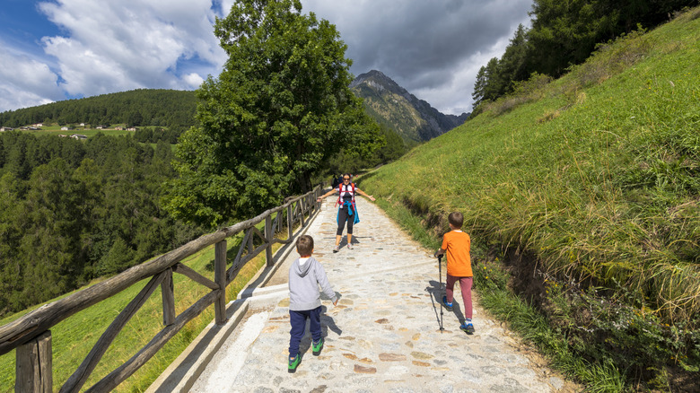Jeunes randonneurs sur le chemin du Valcamonica