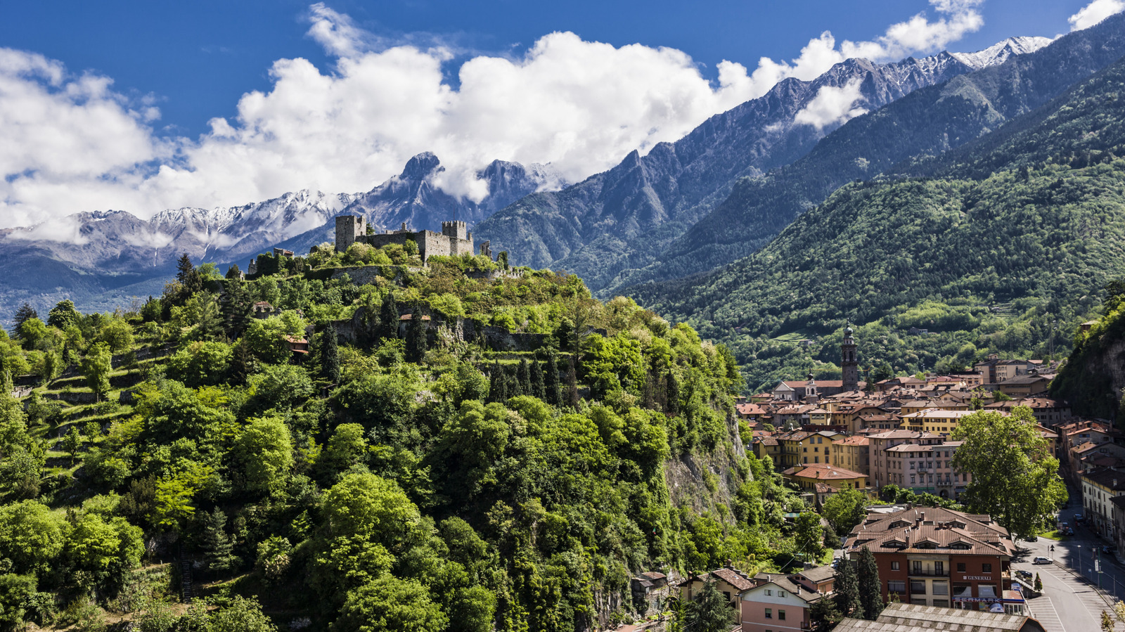 La magnifique vallée italienne remplie de randonnées et d'art rocheux ancienne qui sculpte à travers les Alpes