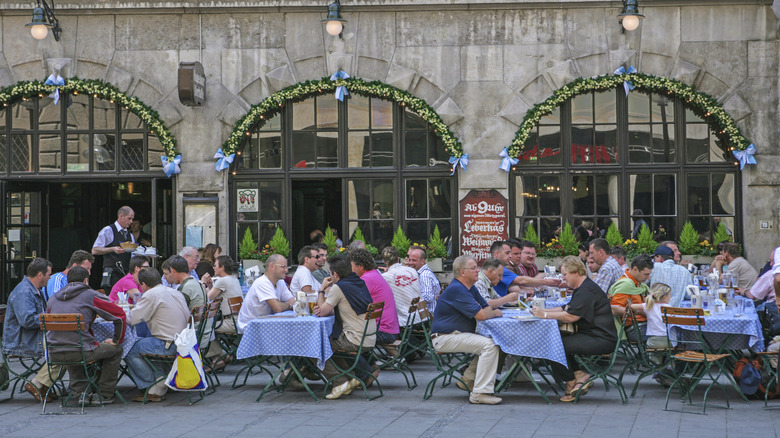 Patio animé au restaurant Augustiner Bräu à Munich