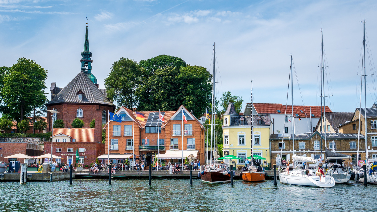 Situé entre Hambourg et le Danemark's Border est une ville balnéaire avec des voiliers apaisants et un charme romantique