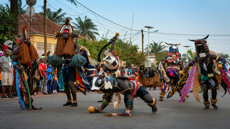Danseurs en costumes traditionnels lors d'un défilé sur les îles Bijagos