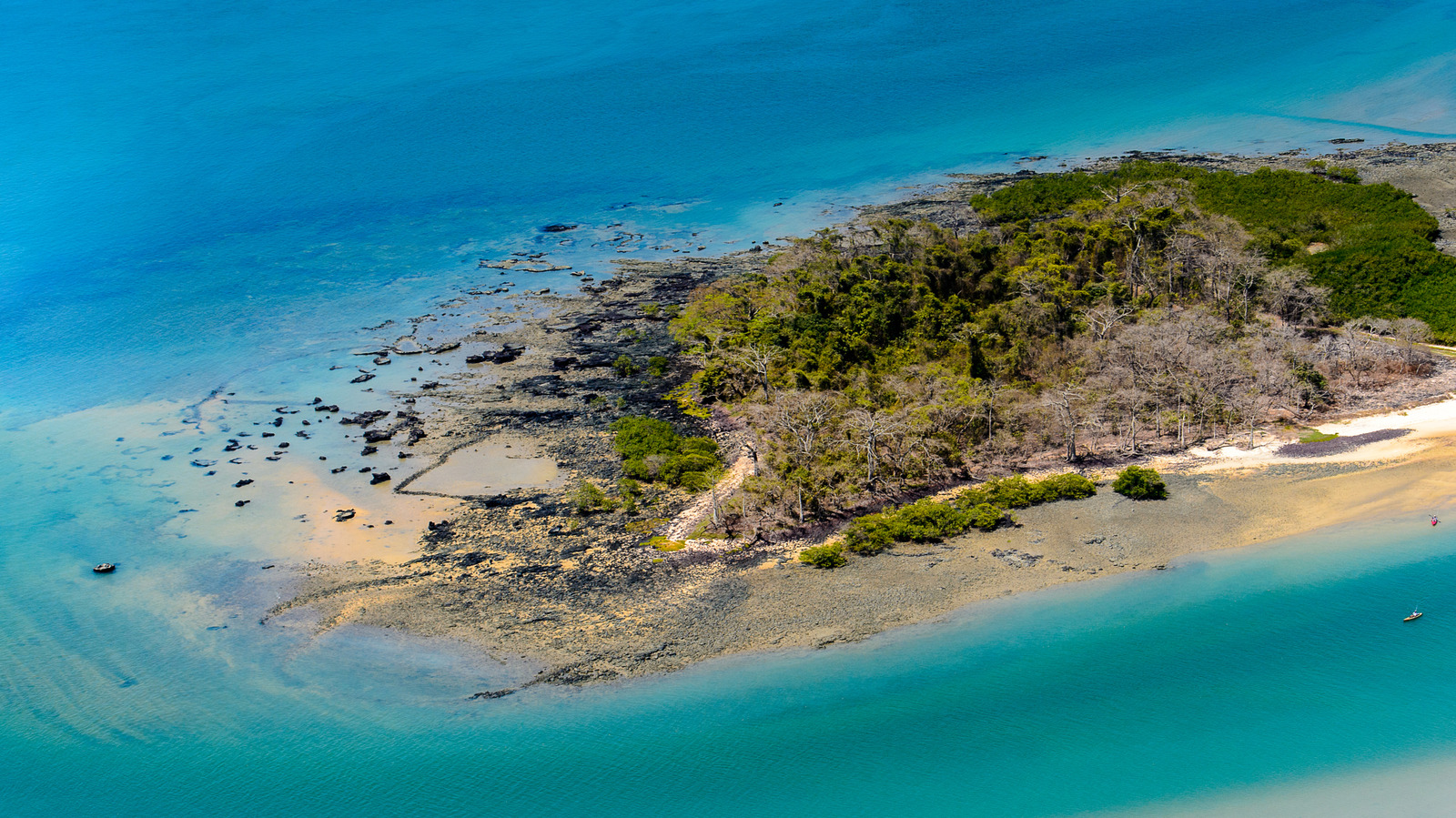 Cet archipel rarement visité est composé d'îles tropicales avec de superbes plages, des hippopotames et un festival amusant