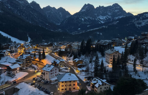Caché dans le cœur des Dolomites est un charmant village italien avec un charme alpin et une vue sur la montagne surréaliste