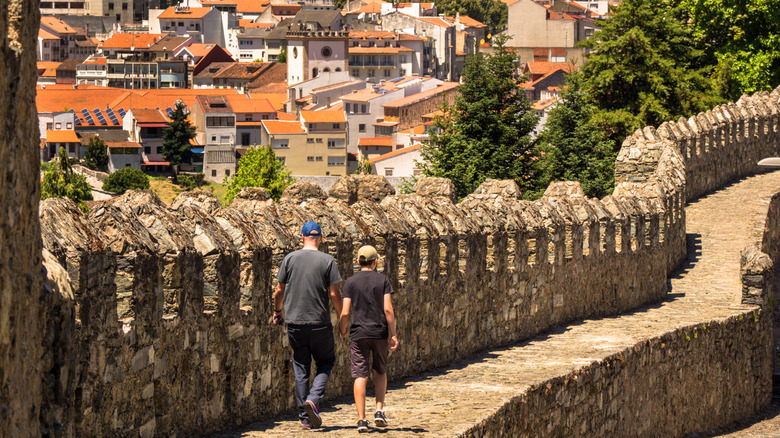Les gens qui se promènent autour de Bragança, du Portugal