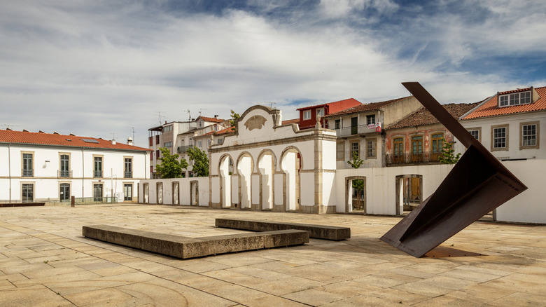 Art public sur une place à Bragança, au Portugal