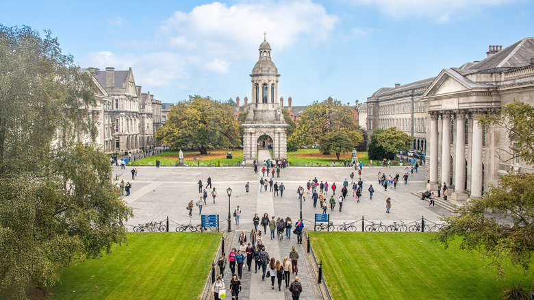 Cour remplie de gens du Trinity College de Dublin