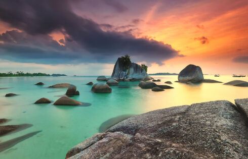 Une île avec des surnoms comme «Seychelles of Indonésie» et «Indonésie Maldives» a Bali Beauty moins la foule