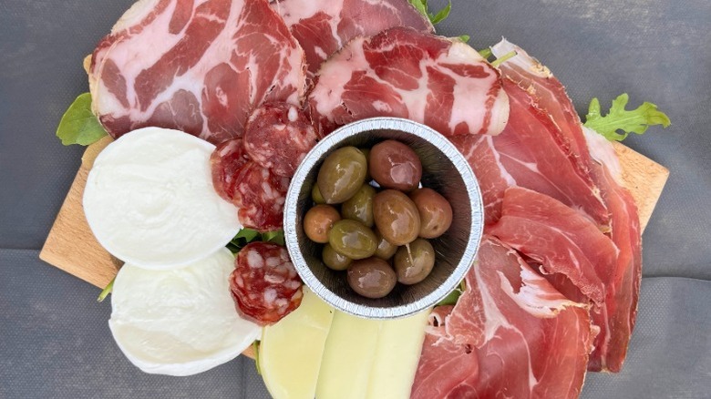 Proscuitto local, salami, olives et fromages à la Piazza del Popolo, sermoneta, Italie