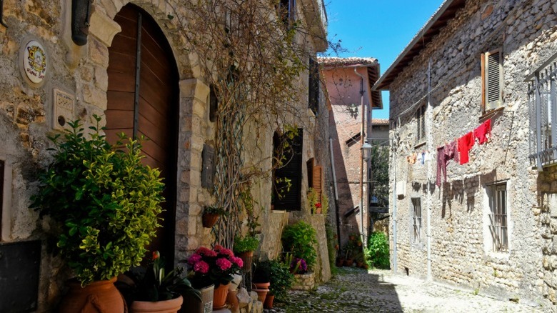Maisons en pierre médiévale à Sermoneta, Italie