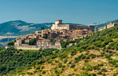 L'un des villages médiévaux les plus préservés d'Italie est une charmante escapade de week-end de Rome