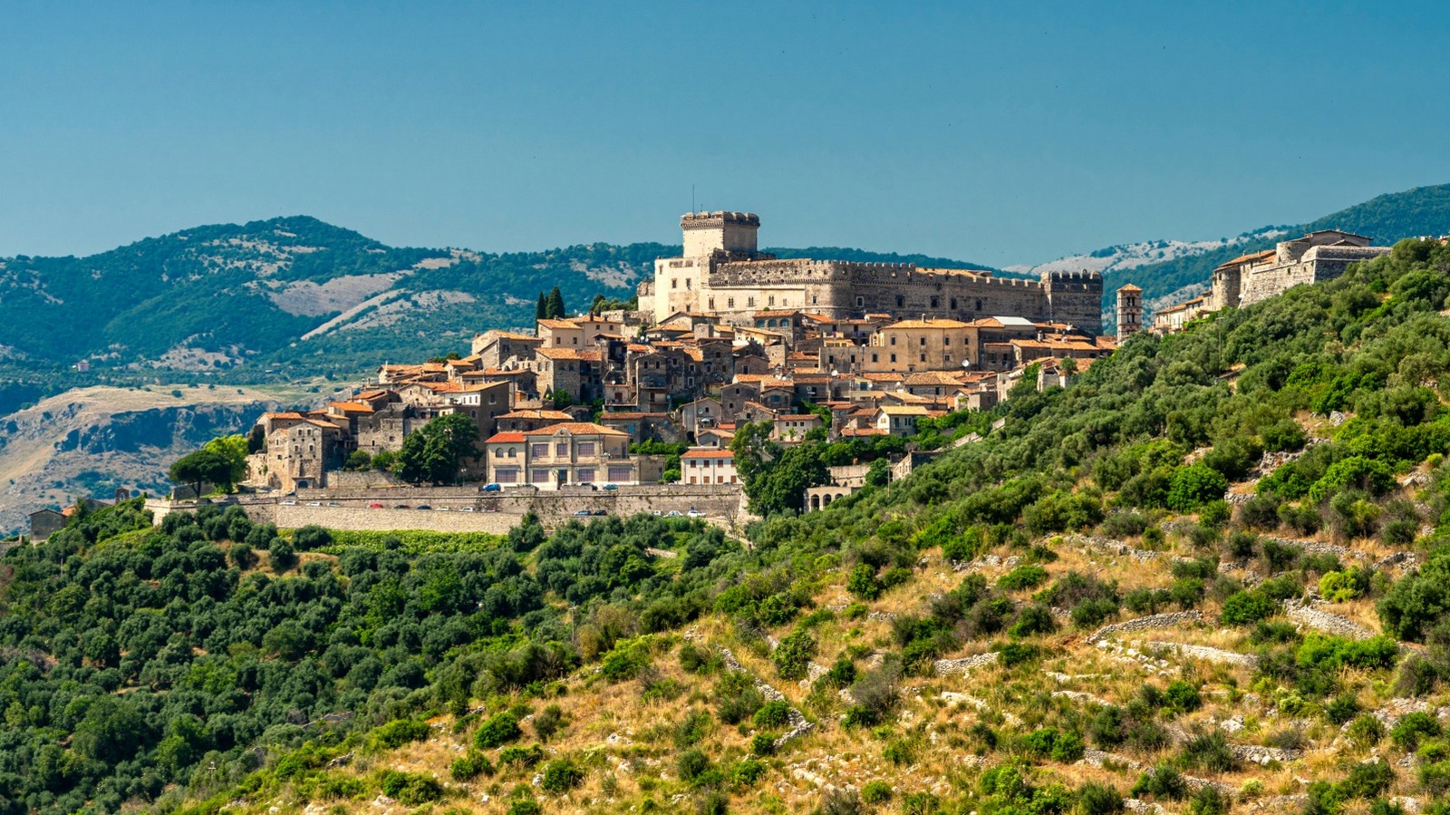 L'un des villages médiévaux les plus préservés d'Italie est une charmante escapade de week-end de Rome