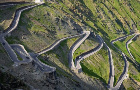 Le plus haut col de montagne en Italie est une route époustouflante mais à couper le souffle pleine d'épingle à cheveux tourne à travers les Alpes