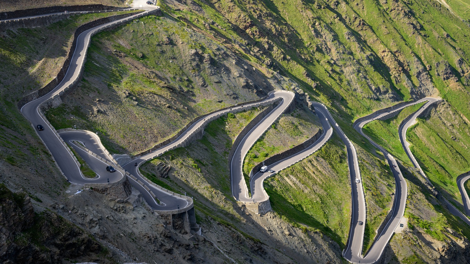 Le plus haut col de montagne en Italie est une route époustouflante mais à couper le souffle pleine d'épingle à cheveux tourne à travers les Alpes