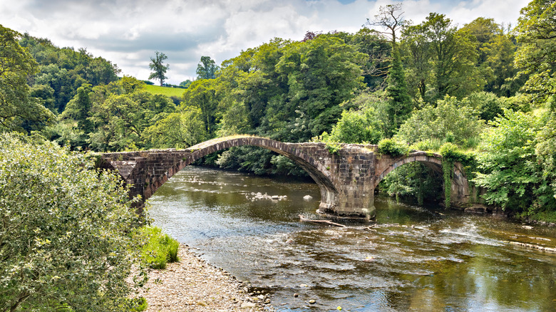 Old Stone Bridge à travers la rivière