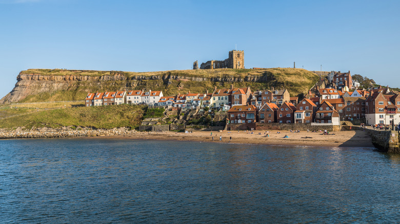 plage et port à Whitby, Angleterre