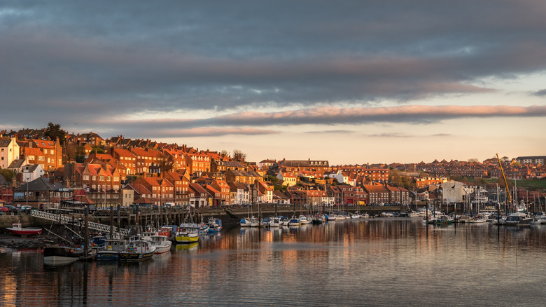 Whitby Harbour au coucher du soleil