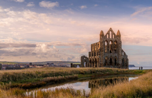 La ville côtière étrange de l'Angleterre avec des falaises balayées par le vent est tellement obsédante, elle a inspiré Bram Stoker à écrire Dracula