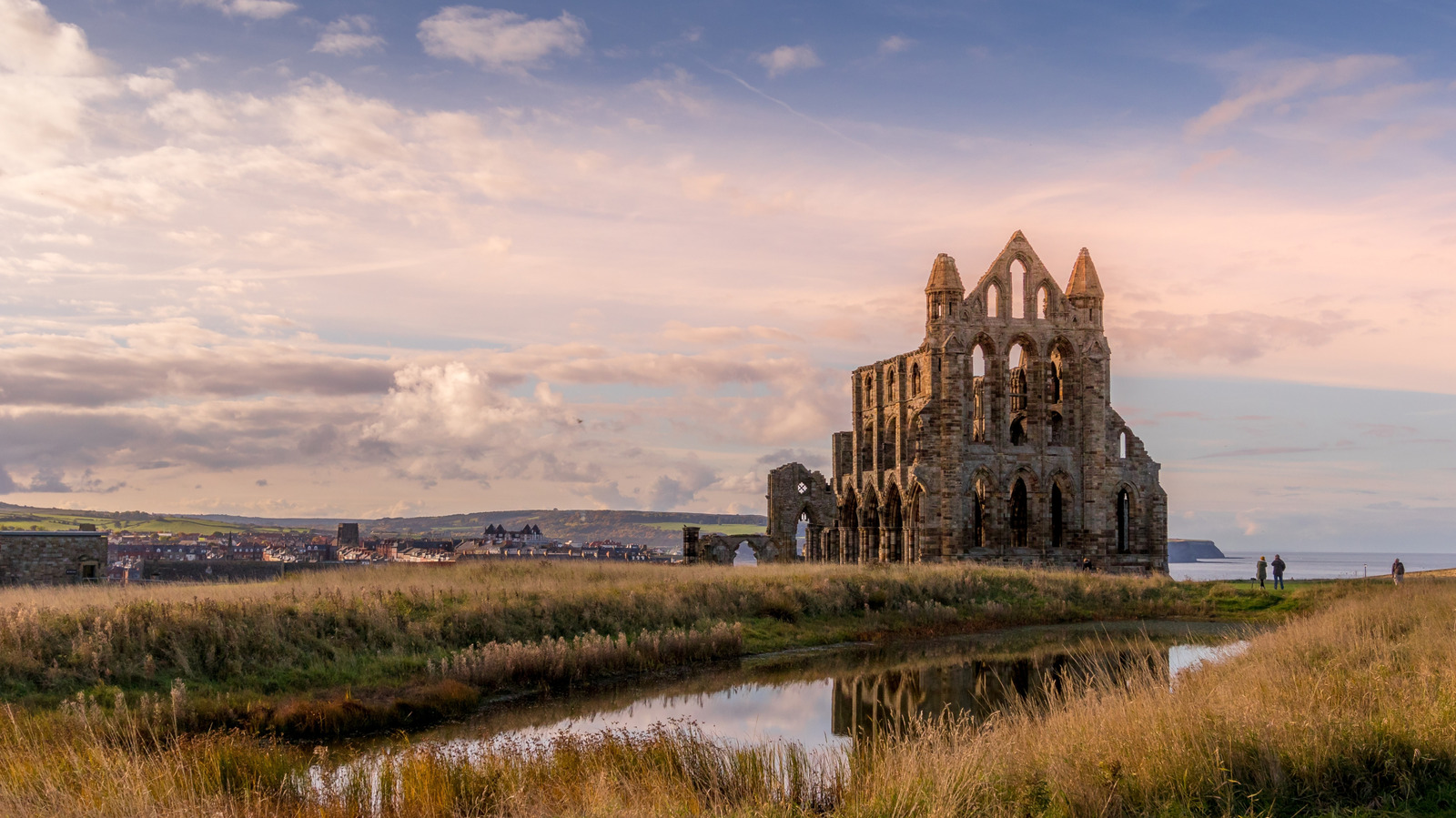 La ville côtière étrange de l'Angleterre avec des falaises balayées par le vent est tellement obsédante, elle a inspiré Bram Stoker à écrire Dracula