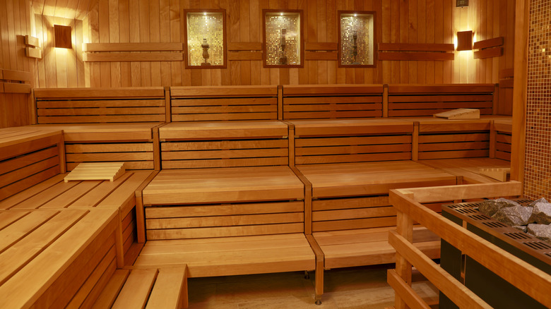 À l'intérieur d'une salle de sauna vide avec des sièges en bois