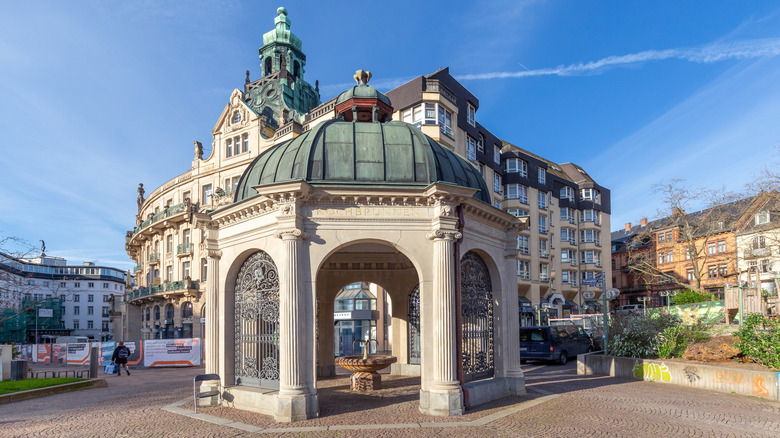 La fontaine de Kochbrunnen à l'intérieur d'un pavillon à Wiesbaden, Allemagne