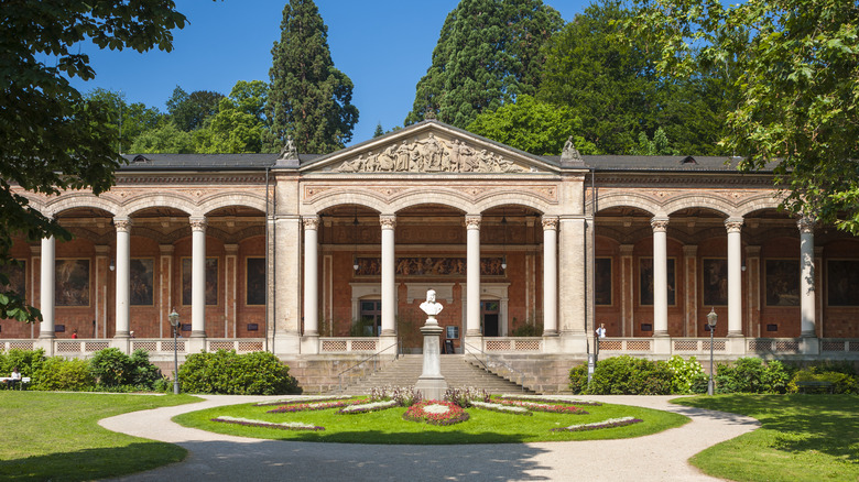 Famiade d'une salle de pompe ornée à Baden-Baden, en Allemagne,