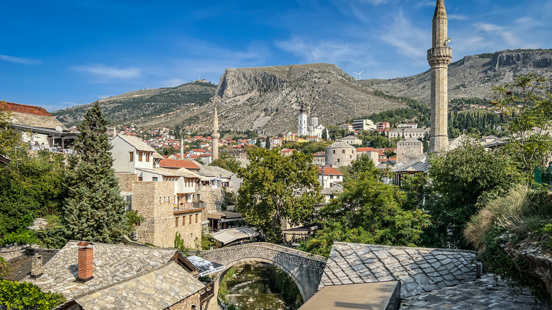 La vieille ville de Mostar avec la mosquée imposante et le pont tordu, la Bosnie et la Herzégovine