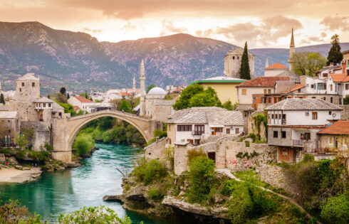 La ville enchanteresse en Europe en Bosnie-Herzégovine possède des rues pavées dans un cadre de canyon de la rivière
