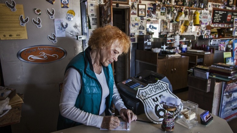 La propriétaire de Bagdad Cafe, Andrea Pruett, entourée de souvenirs de la Route 66.
