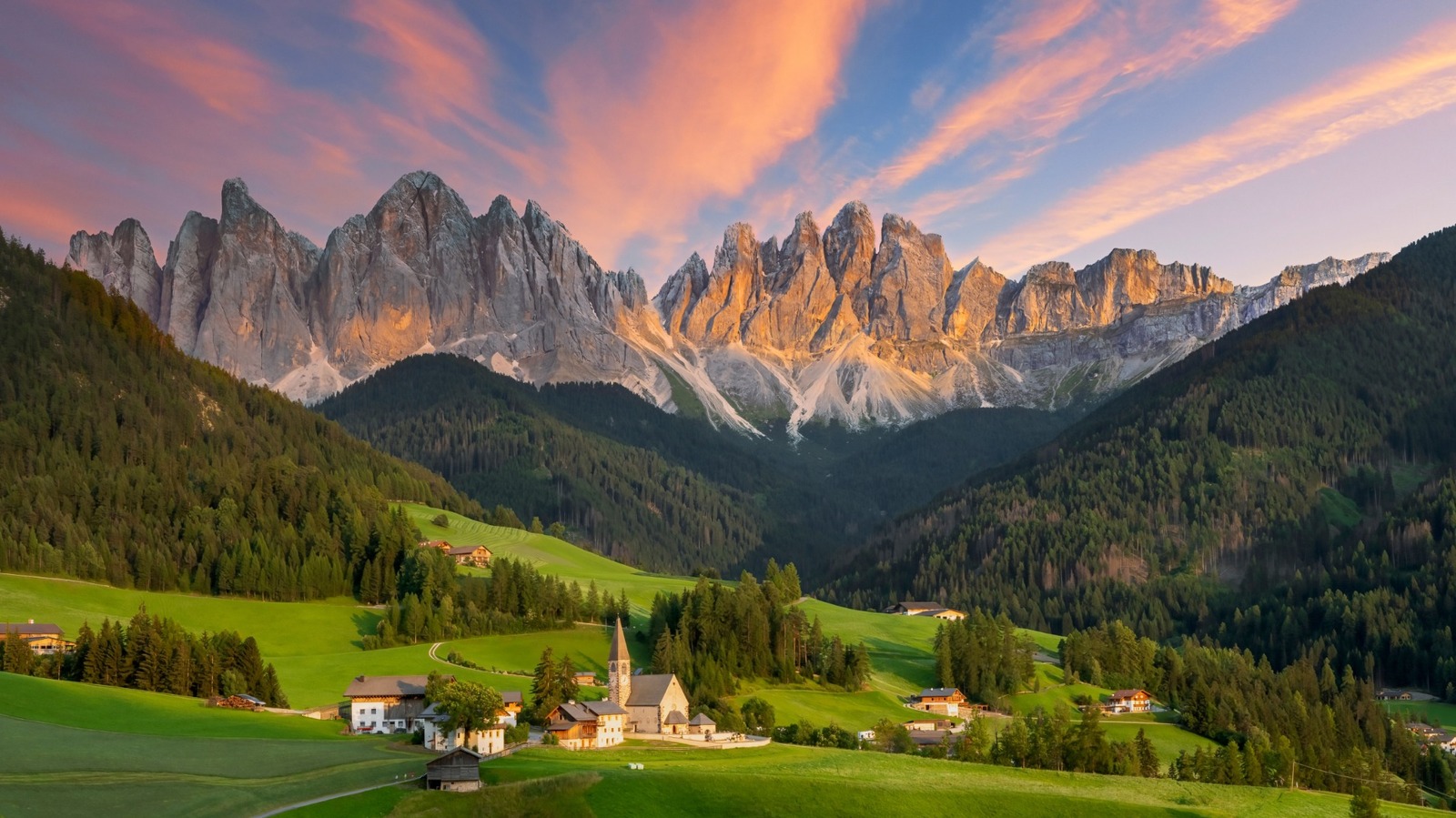 Les «gondoles» légendaires italiennes dans les Dolomites offrent une expérience très unique et brûlante de l'estomac