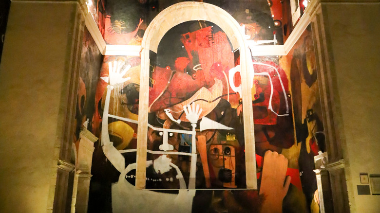 À l'intérieur de l'Iglesias de San Juan Bautista avec les peintures murales d'Alarcón
