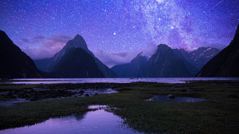 Fiordland la nuit avec la Voie lactée visible dans le ciel