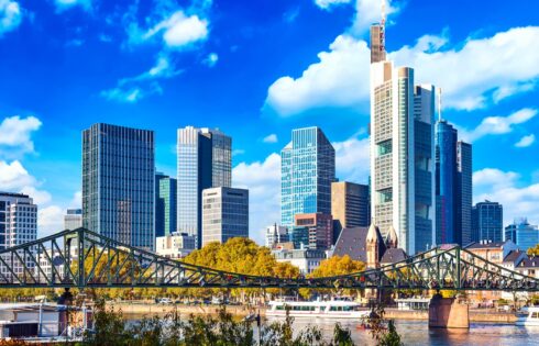 Le «Manhattan d'Europe» est une ville de gratte-ciel allemande que Rick Steves appelle «invitant»