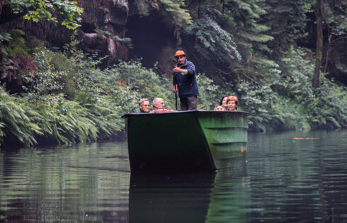 Les gorges de scénique à couper le souffle de l'Europe sont ouvertes pour les excursions en bateau après qu'un feu de forêt dévastateur l'a fermé pendant des années