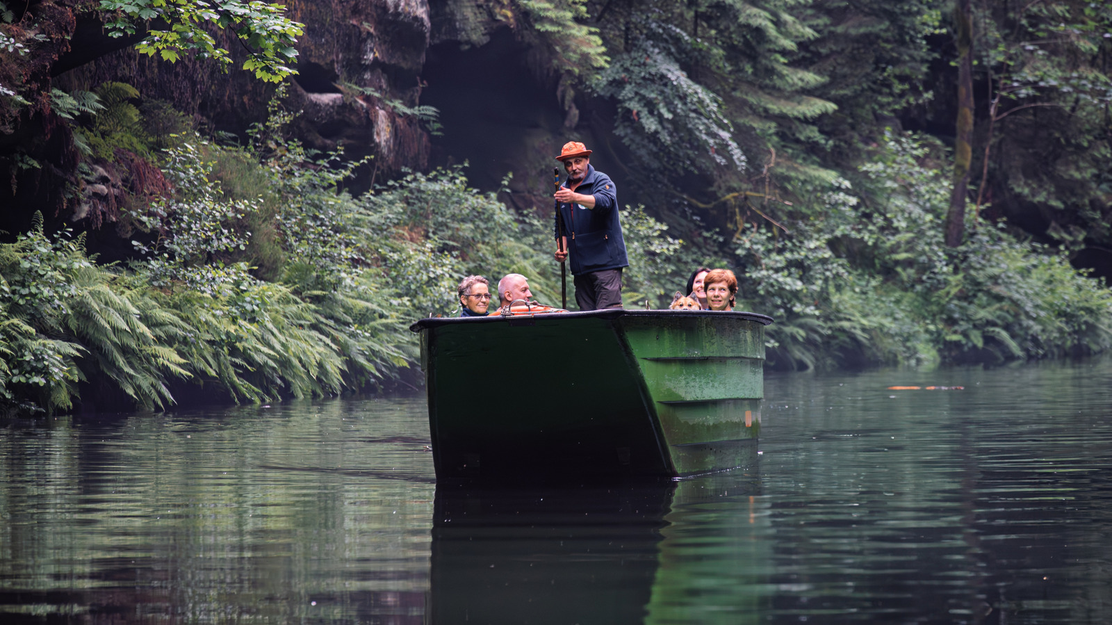 Les gorges de scénique à couper le souffle de l'Europe sont ouvertes pour les excursions en bateau après qu'un feu de forêt dévastateur l'a fermé pendant des années
