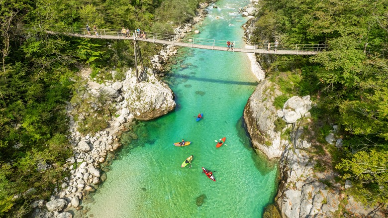 Vue aérienne des kayaks dans la rivière Soca