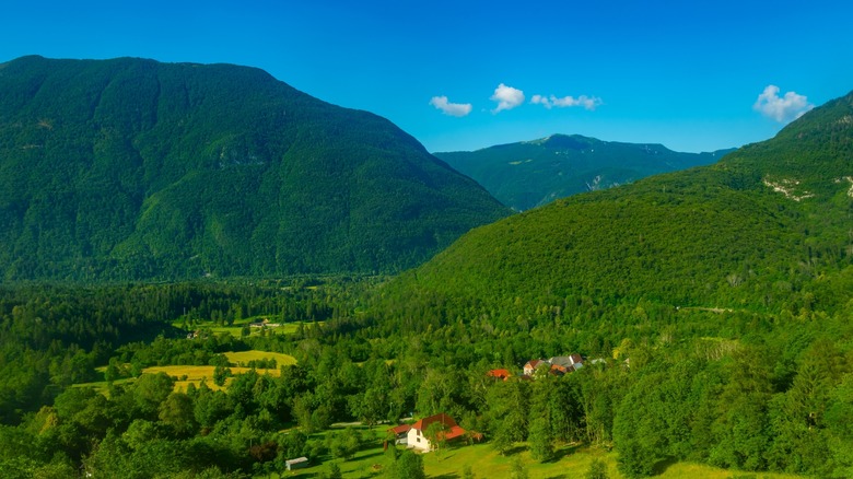 Vue panorama sur la vallée de la rivière Soca en Slovénie