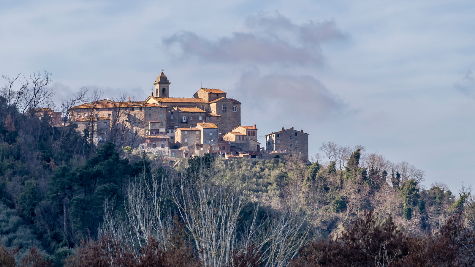 Entre Pise et Florence se trouve la ville italienne avec une campagne tentaculaire, des établissements vinicoles et des villas historiques charmantes