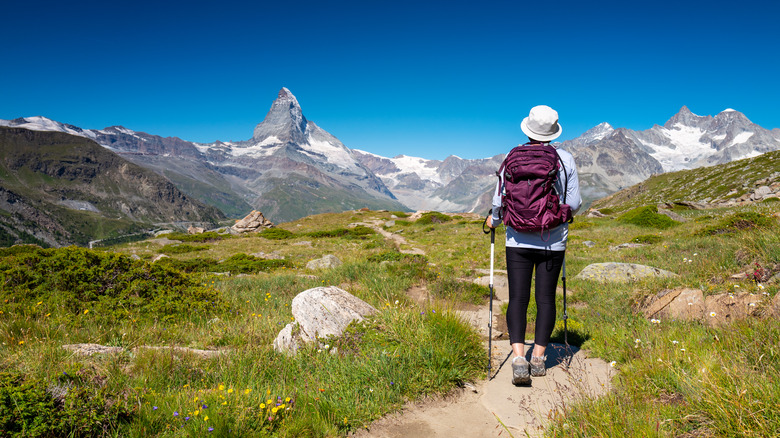 Femme à la randonnée sur les Alpes suisses