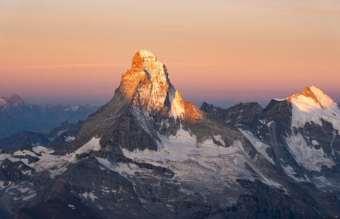 L'un des meilleurs points de vue du Zermatt en Suisse est une trace de fleurs rares et de glaciers scintillants