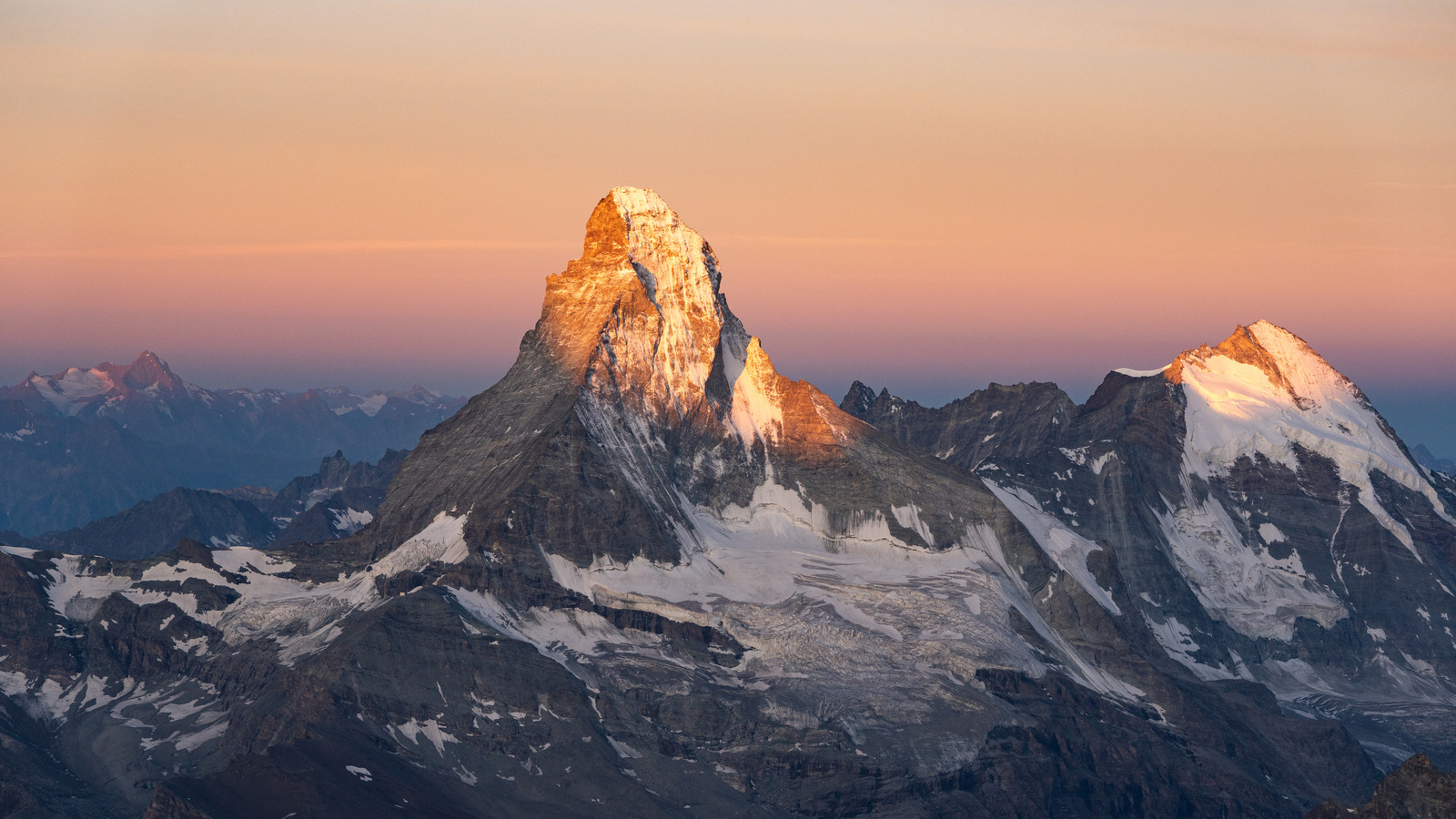 L'un des meilleurs points de vue du Zermatt en Suisse est une trace de fleurs rares et de glaciers scintillants