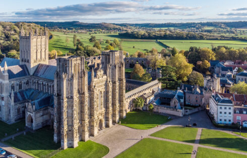La deuxième ville de l'Angleterre est connue pour une charmante cathédrale gothique et la plus ancienne rue résidentielle d'Europe