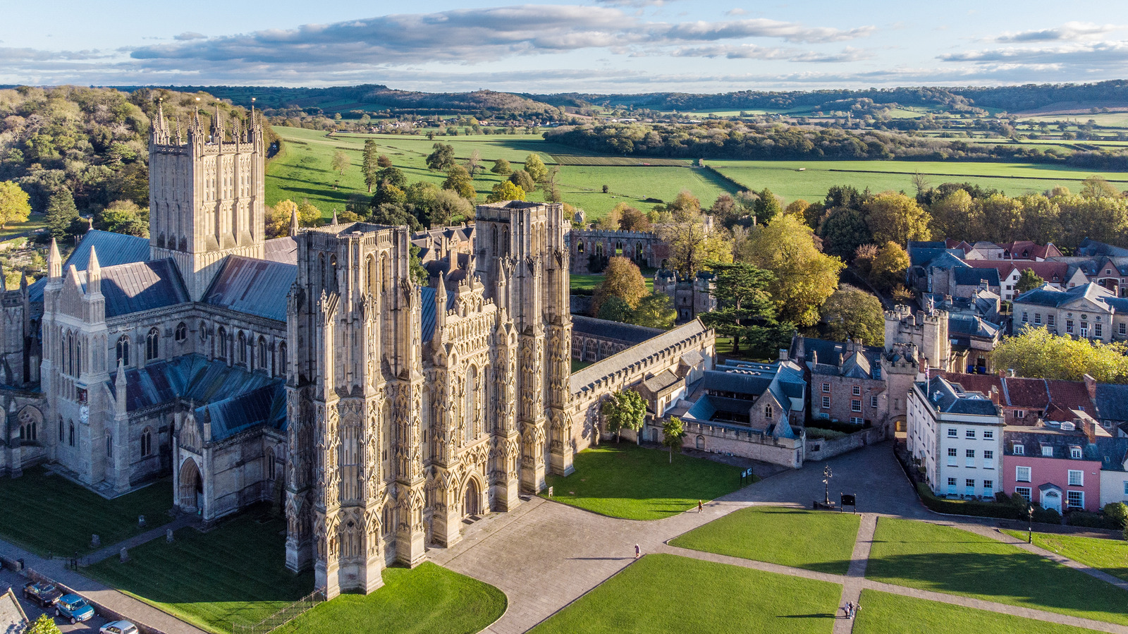La deuxième ville de l'Angleterre est connue pour une charmante cathédrale gothique et la plus ancienne rue résidentielle d'Europe