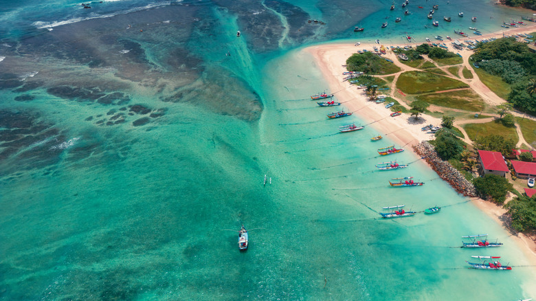 Vue aérienne des plages et du littoral de Weligama.