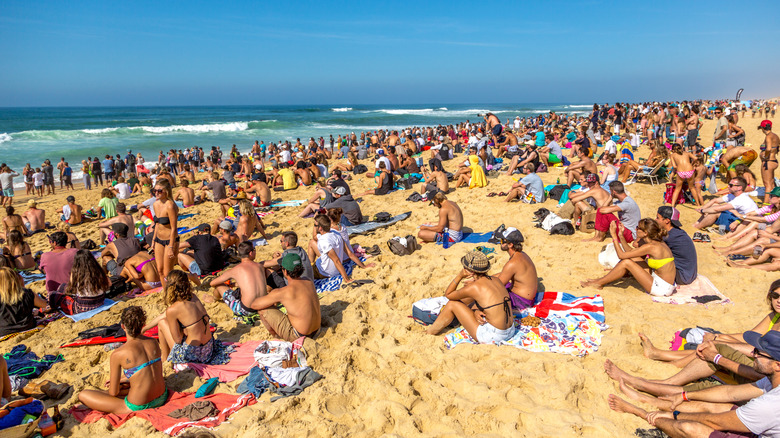 Scènes de plage animées pendant la Ligue mondiale de surf Quiksilver Pro à Hossegor