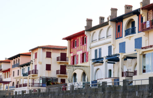 La «capitale de surf de l'Europe» est une ville balnéaire en France avec des cafés et des magasins charmants