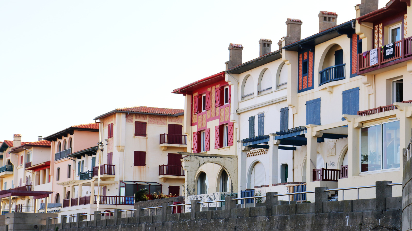 La «capitale de surf de l'Europe» est une ville balnéaire en France avec des cafés et des magasins charmants