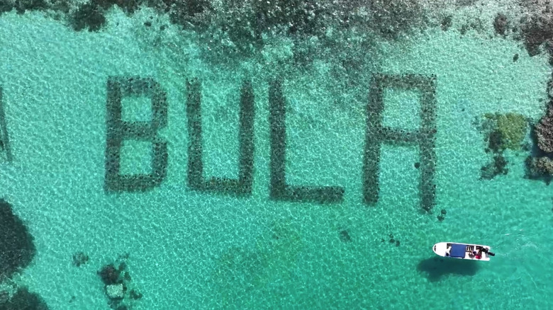 Image aérienne prise par un drone du récif Bula à l'extérieur de la station d'île Plantation sur Malolo Lailai aux Fidji