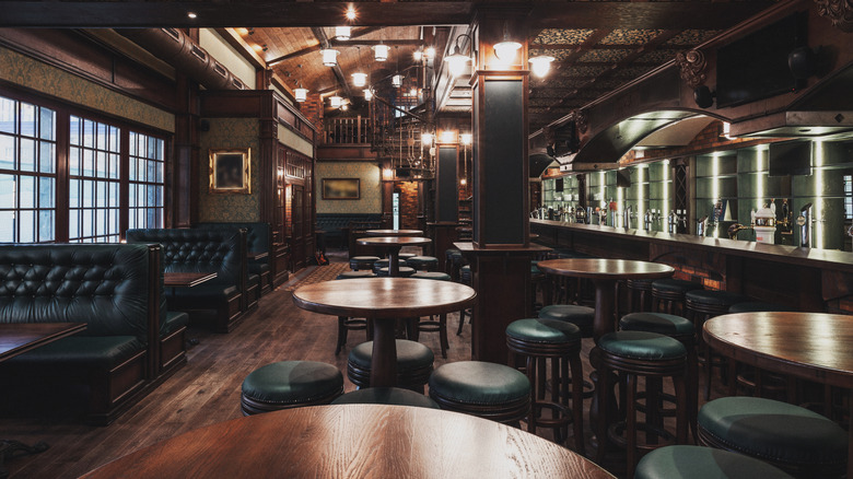 Intérieur d'un pub brasse